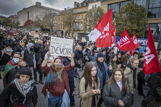 October 24, 2026, Lorraine, Metz: Once again, several hundred people are demonstrating in Metz, France, on Saturday—students, university students, labor unions, and Yellow Vests gathered at the Place de la République. From there, they marched through the city center to the Centre Pompidou Metz. Escorted by a heavy police presence, the demonstration proceeded peacefull Protest241026001.jpg