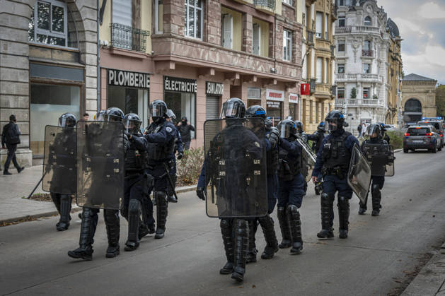 October 24, 2026, Lorraine, Metz: Once again, several hundred people are demonstrating in Metz, France, on Saturday—students, university students, labor unions, and Yellow Vests gathered at the Place de la République. From there, they marched through the city center to the Centre Pompidou Metz. Escorted by a heavy police presence, the demonstration proceeded peacefull Protest241026001.jpg