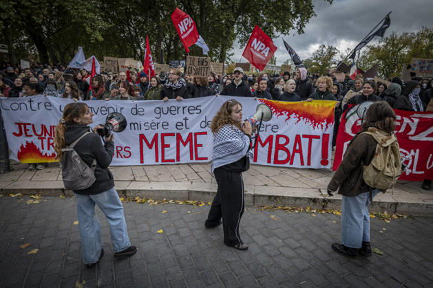 October 24, 2026, Lorraine, Metz: Once again, several hundred people are demonstrating in Metz, France, on Saturday—students, university students, labor unions, and Yellow Vests gathered at the Place de la République. From there, they marched through the city center to the Centre Pompidou Metz. Escorted by a heavy police presence, the demonstration proceeded peacefull Protest241026001.jpg