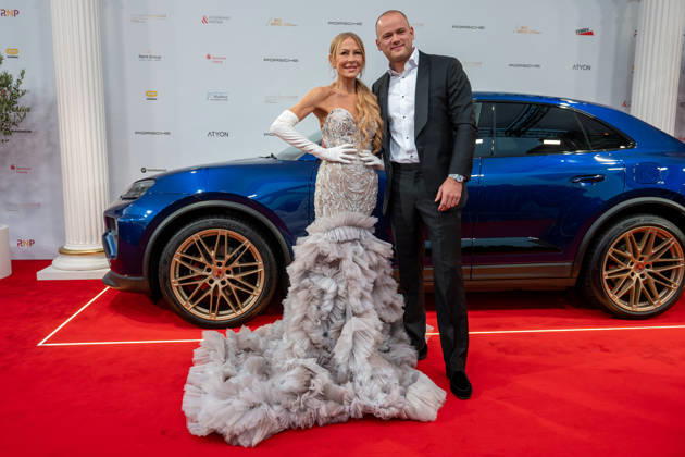 Leipzig: The 30th Leipzig Opera Ball at Augustusplatz on October 24, 2026, starting at 5:00 p.m. Leipzig, Augustusplatz, Leipzig Opera, Photographer: EHL Media, Rico Welzel. Pictured: Jenny Elvers, actress, with her son Paul Jolig. On October 24, 2026, the 31st Leipzig Opera Ball will take place at the Leipzig Opera. Once again, dozens of Copyright: xEHLxMedia RicoxWelzelx 20261024_leipziger-opernball-roterteppich_12
