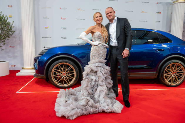 Leipzig: The 30th Leipzig Opera Ball at Augustusplatz on October 24, 2026, starting at 5:00 p.m. Leipzig, Augustusplatz, Leipzig Opera, Photographer: EHL Media, Rico Welzel. Pictured: Jenny Elvers, actress, with her son Paul Jolig. On October 24, 2026, the 31st Leipzig Opera Ball will take place at the Leipzig Opera. Once again, dozens of Copyright: xEHLxMedia RicoxWelzelx 20261024_leipziger-opernball-roterteppich_13