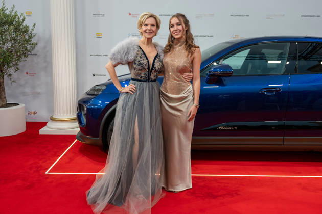 Leipzig: The 30th Leipzig Opera Ball at Augustusplatz, October 24, 2026, starting at 5:00 p.m. Leipzig, Augustusplatz, Leipzig Opera, Photographer: EHL Media, Rico Welzel. Pictured: Andrea Kathrin Loewig, actress, with her daughter Josephine Emilia Loewig. On October 24, 2026, the 31st Leipzig Opera Ball will take Copyright: xEHLxMedia RicoxWelzelx 20261024_leipziger-opernball-roterteppich_8