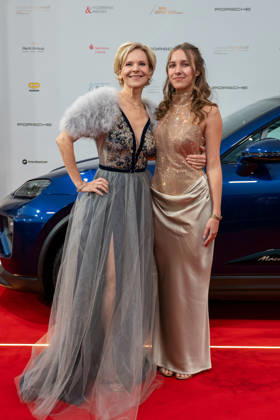 Leipzig: The 30th Leipzig Opera Ball at Augustusplatz, October 24, 2026, starting at 5:00 p.m. Leipzig, Augustusplatz, Leipzig Opera, Photographer: EHL Media, Rico Welzel. Pictured: Andrea Kathrin Loewig, actress, with her daughter Josephine Emilia Loewig. On October 24, 2026, the 31st Leipzig Opera Ball will take Copyright: xEHLxMedia RicoxWelzelx 20261024_leipziger-opernball-roterteppich_9