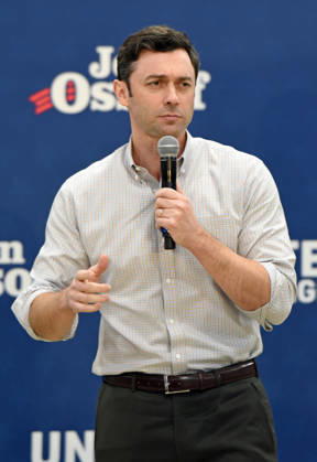 October 24, 2026, Atlanta, Georgia, USA: Jon Ossoff at Knock Doors in Atlanta, Georgia. November 24, 2026 Atlanta USA  - ZUMAs380 20261024_zep_s380_001 Copyright: xDerekxStormx