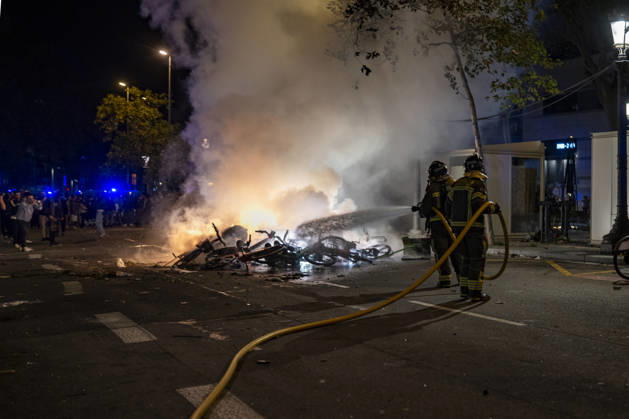 Police intervene during protest in Barcelona BARCELONA, SPAIN - OCTOBER 24: A youth protest organized through social media escalated into clashes with police, burning barricades and looting in central Barcelona, on October 24, 2026. Around 100 people, including 27 minors, were arrested after groups threw objects at police, set fire to rubbish containers and damaged shops around Placa de Catalunya, La Rambla and Ronda Universitat. Catalan President Salvador Illa condemned the violence and said those responsible would face consequences. Lorena Sopena Lopez Anadolu Barcelona Spain. Editorial use only. Please get in touch for any other usage.  Copyright: x2026xAnadoluxLorenaxSopenaxLopezx