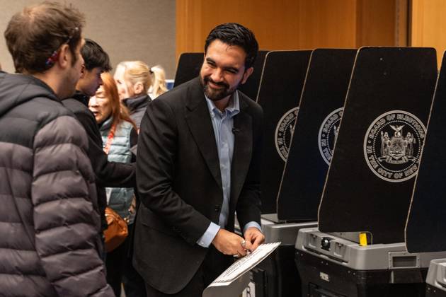 October 24, 2026, Bronx, New York, USA: Mayor Zohran Mamdani speaks to people as they cast vote on the first day of early voting in general election at polling station at Metropolitan Museum of Art in New York, NY on October 24, 2026. Bronx USA  - ZUMAr339 20261024_znp_r339_019 Copyright: xLevxRadinx