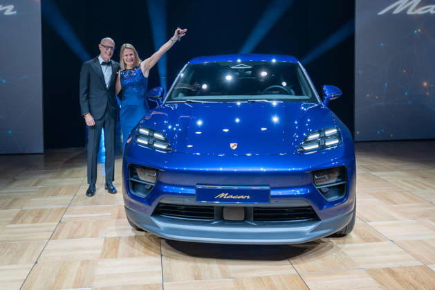 Leipzig: The 30th Leipzig Opera Ball at Augustusplatz on October 24, 2026, starting at 5 p.m. Leipzig, Augustusplatz, Leipzig Opera. Photographer: EHL Media, Rico Welzel. Pictured: Mandy Benzien wins the grand prize in the raffle, a Porsche Macan Electric. On October 24, 2026, the 31st Leipzig Opera Ball will Copyright: xEHLxMedia RicoxWelzelx 20261025_leipziger-opernball-tombola_11