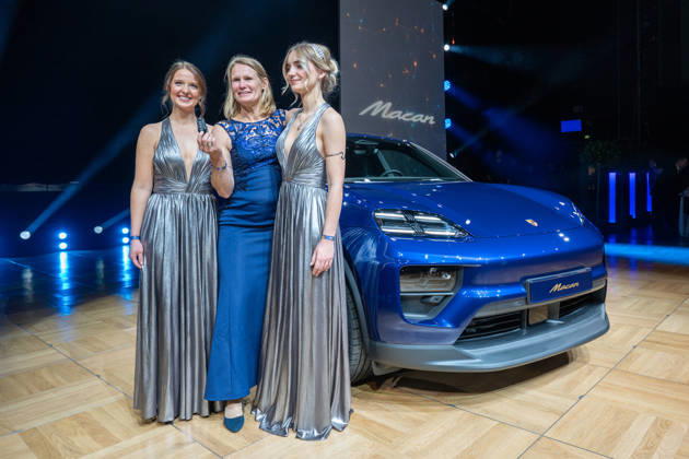 Leipzig: The 30th Leipzig Opera Ball at Augustusplatz on October 24, 2026, starting at 5 p.m. Leipzig, Augustusplatz, Leipzig Opera. Photographer: EHL Media, Rico Welzel. Pictured: Mandy Benzien wins the grand prize in the raffle, a Porsche Macan Electric. On October 24, 2026, the 31st Leipzig Opera Ball will Copyright: xEHLxMedia RicoxWelzelx 20261025_leipziger-opernball-tombola_13