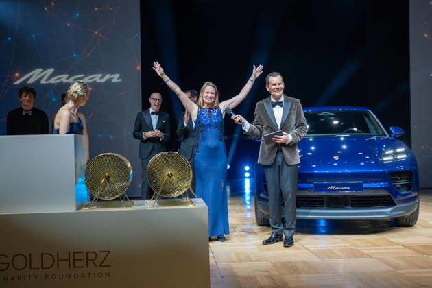 Leipzig: The 30th Leipzig Opera Ball at Augustusplatz on October 24, 2026, starting at 5 p.m. Leipzig, Augustusplatz, Leipzig Opera. Photographer: EHL Media, Rico Welzel. Pictured: Mandy Benzien wins the grand prize in the raffle, a Porsche Macan Electric. On October 24, 2026, the 31st Leipzig Opera Ball will Copyright: xEHLxMedia RicoxWelzelx 20261025_leipziger-opernball-tombola_9