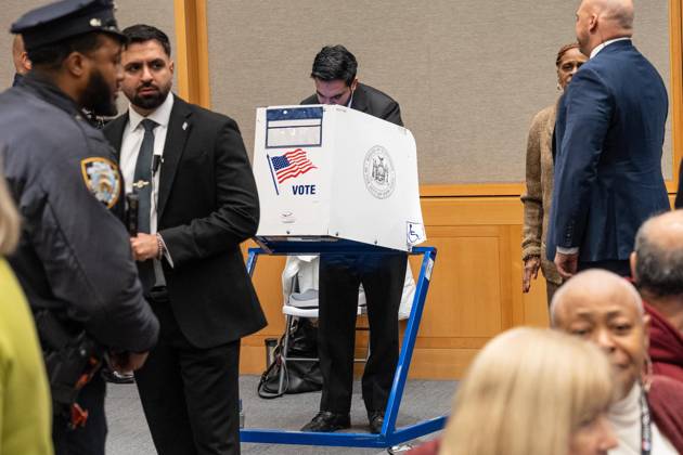 October 24, 2026, Bronx, New York, USA: Mayor Zohran Mamdani is casting his vote on the first day of early voting in general election at polling station at Metropolitan Museum of Art in New York, NY on October 24, 2026. Bronx USA  - ZUMAr339 20261024_znp_r339_011 Copyright: xLevxRadinx