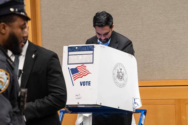 October 24, 2026, Bronx, New York, USA: Mayor Zohran Mamdani is casting his vote on the first day of early voting in general election at polling station at Metropolitan Museum of Art in New York, NY on October 24, 2026. Bronx USA  - ZUMAr339 20261024_znp_r339_012 Copyright: xLevxRadinx