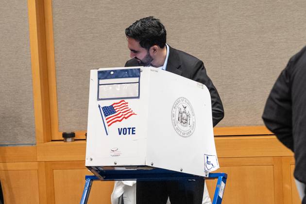 October 24, 2026, Bronx, New York, USA: Mayor Zohran Mamdani is casting his vote on the first day of early voting in general election at polling station at Metropolitan Museum of Art in New York, NY on October 24, 2026. Bronx USA  - ZUMAr339 20261024_znp_r339_013 Copyright: xLevxRadinx