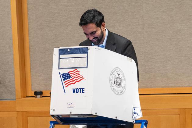 October 24, 2026, Bronx, New York, USA: Mayor Zohran Mamdani is casting his vote on the first day of early voting in general election at polling station at Metropolitan Museum of Art in New York, NY on October 24, 2026. Bronx USA  - ZUMAr339 20261024_znp_r339_014 Copyright: xLevxRadinx