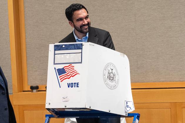 October 24, 2026, Bronx, New York, USA: Mayor Zohran Mamdani is casting his vote on the first day of early voting in general election at polling station at Metropolitan Museum of Art in New York, NY on October 24, 2026. Bronx USA  - ZUMAr339 20261024_znp_r339_016 Copyright: xLevxRadinx