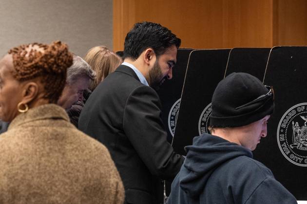 October 24, 2026, Bronx, New York, USA: Mayor Zohran Mamdani is casting his vote on the first day of early voting in general election at polling station at Metropolitan Museum of Art in New York, NY on October 24, 2026. Bronx USA  - ZUMAr339 20261024_znp_r339_017 Copyright: xLevxRadinx