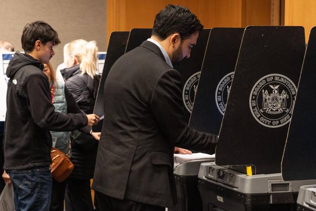 October 24, 2026, Bronx, New York, USA: Mayor Zohran Mamdani is casting his vote on the first day of early voting in general election at polling station at Metropolitan Museum of Art in New York, NY on October 24, 2026. Bronx USA  - ZUMAr339 20261024_znp_r339_018 Copyright: xLevxRadinx