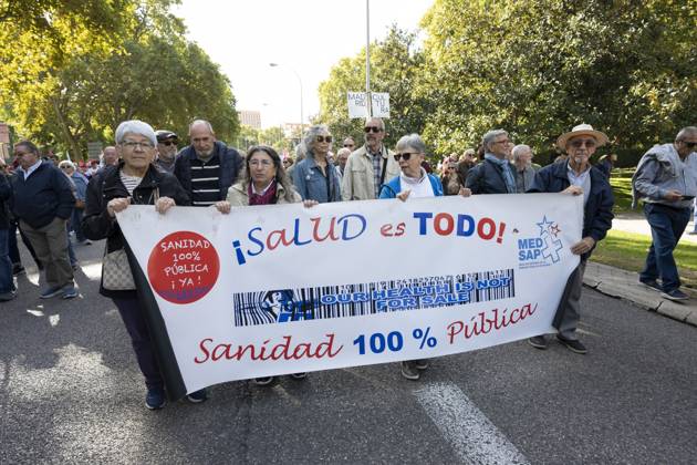 Demonstration In Support Of State Pensions And Housing in Madrid, Spain - 24 Oct 2026 Several people carrying signs in favor of public pensions take part in a demonstration supporting the public pension system and access to housing in Madrid, Spain. Madrid Spain Copyright: xAtilanoxGarciax xSOPAxImagesx Atilano-Garcia-1461219