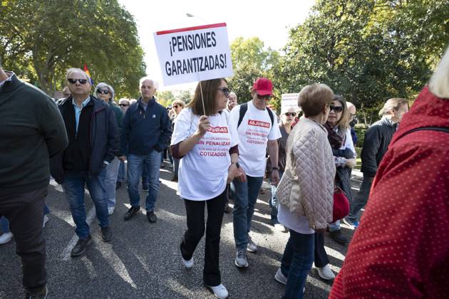 Demonstration In Support Of State Pensions And Housing in Madrid, Spain - 24 Oct 2026 Several people carrying signs in favor of public pensions take part in a demonstration supporting the public pension system and access to housing in Madrid, Spain. Madrid Spain Copyright: xAtilanoxGarciax xSOPAxImagesx Atilano-Garcia-1461225