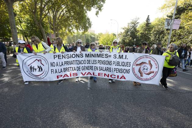 Demonstration In Support Of State Pensions And Housing in Madrid, Spain - 24 Oct 2026 Several people carrying signs in favor of public pensions take part in a demonstration supporting the public pension system and access to housing in Madrid, Spain. Madrid Spain Copyright: xAtilanoxGarciax xSOPAxImagesx Atilano-Garcia-1461238