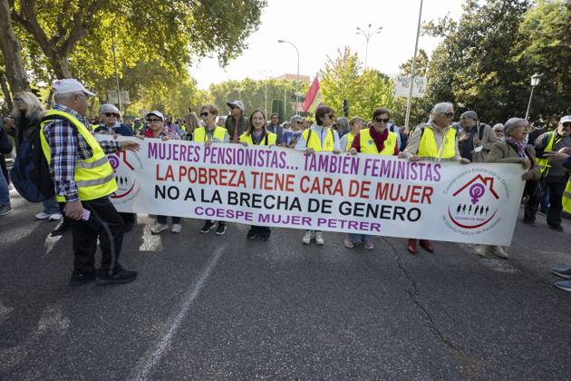 Demonstration In Support Of State Pensions And Housing in Madrid, Spain - 24 Oct 2026 Several people carrying signs in favor of public pensions take part in a demonstration supporting the public pension system and access to housing in Madrid, Spain. Madrid Spain Copyright: xAtilanoxGarciax xSOPAxImagesx Atilano-Garcia-1461239