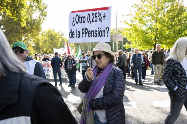 Demonstration In Support Of State Pensions And Housing in Madrid, Spain - 24 Oct 2026 A person holding a sign in favor of public pensions participates in a demonstration supporting the public pension system and access to housing in Madrid, Spain. Madrid Spain Copyright: xAtilanoxGarciax xSOPAxImagesx Atilano-Garcia-1461240