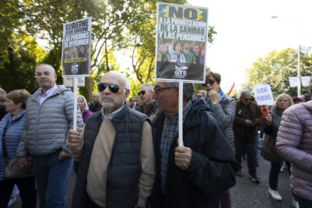Demonstration In Support Of State Pensions And Housing in Madrid, Spain - 24 Oct 2026 Several people carrying signs in favor of public pensions take part in a demonstration supporting the public pension system and access to housing in Madrid, Spain. Madrid Spain Copyright: xAtilanoxGarciax xSOPAxImagesx Atilano-Garcia-1461218