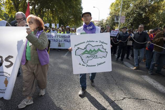 Demonstration In Support Of State Pensions And Housing in Madrid, Spain - 24 Oct 2026 A person holding a sign in favor of public pensions participates in a demonstration supporting the public pension system and access to housing in Madrid, Spain. Madrid Spain Copyright: xAtilanoxGarciax xSOPAxImagesx Atilano-Garcia-1461216