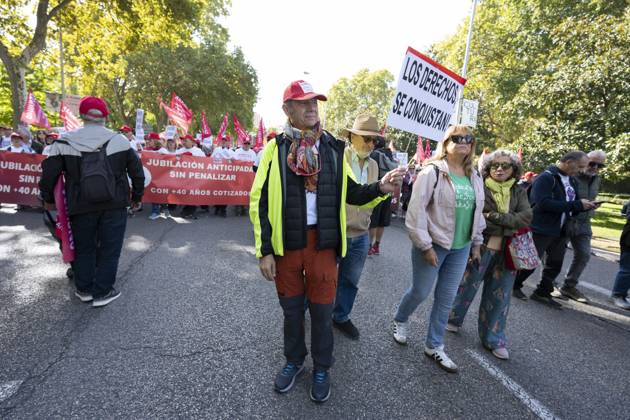 Demonstration In Support Of State Pensions And Housing in Madrid, Spain - 24 Oct 2026 Several people carrying signs in favor of public pensions take part in a demonstration supporting the public pension system and access to housing in Madrid, Spain. Madrid Spain Copyright: xAtilanoxGarciax xSOPAxImagesx Atilano-Garcia-1461220