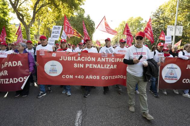 Demonstration In Support Of State Pensions And Housing in Madrid, Spain - 24 Oct 2026 Several people carrying signs in favor of public pensions take part in a demonstration supporting the public pension system and access to housing in Madrid, Spain. Madrid Spain Copyright: xAtilanoxGarciax xSOPAxImagesx Atilano-Garcia-1461221