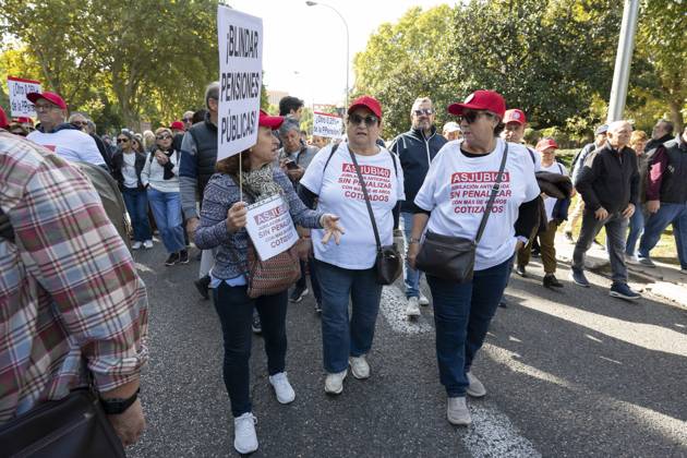 Demonstration In Support Of State Pensions And Housing in Madrid, Spain - 24 Oct 2026 Several people carrying signs in favor of public pensions take part in a demonstration supporting the public pension system and access to housing in Madrid, Spain. Madrid Spain Copyright: xAtilanoxGarciax xSOPAxImagesx Atilano-Garcia-1461224