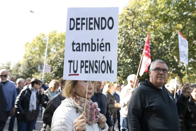 Demonstration In Support Of State Pensions And Housing in Madrid, Spain - 24 Oct 2026 A person holding a sign in favor of public pensions participates in a demonstration supporting the public pension system and access to housing in Madrid, Spain. Madrid Spain Copyright: xAtilanoxGarciax xSOPAxImagesx Atilano-Garcia-1461227