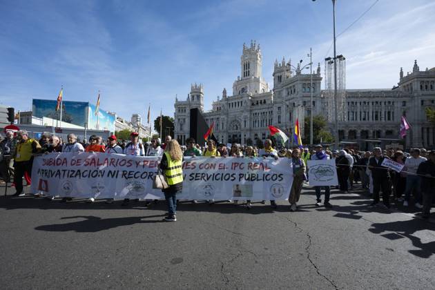 Demonstration In Support Of State Pensions And Housing in Madrid, Spain - 24 Oct 2026 Several people carrying signs in favor of public pensions take part in a demonstration supporting the public pension system and access to housing in Madrid, Spain. Madrid Spain Copyright: xAtilanoxGarciax xSOPAxImagesx Atilano-Garcia-1461244
