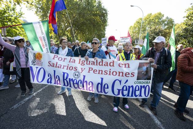 Demonstration In Support Of State Pensions And Housing in Madrid, Spain - 24 Oct 2026 Several people carrying signs in favor of public pensions take part in a demonstration supporting the public pension system and access to housing in Madrid, Spain. Madrid Spain Copyright: xAtilanoxGarciax xSOPAxImagesx Atilano-Garcia-1461226