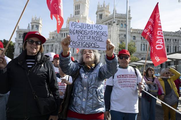 Demonstration In Support Of State Pensions And Housing in Madrid, Spain - 24 Oct 2026 Several people carrying signs in favor of public pensions take part in a demonstration supporting the public pension system and access to housing in Madrid, Spain. Madrid Spain Copyright: xAtilanoxGarciax xSOPAxImagesx Atilano-Garcia-1461243