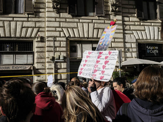 Rome Anti War Protest A demonstrator carries a placard during an anti-war protest in Rome, Italy on October 24, 2026. Demonstrators took part in an anti-war march under the slogan Keep Italy Out of the War . Protesters further voiced opposition to Italy s involvement in armed conflicts, military rearmament and government policies. Rome Lazio Italy Copyright: xAndreaxCalandrax