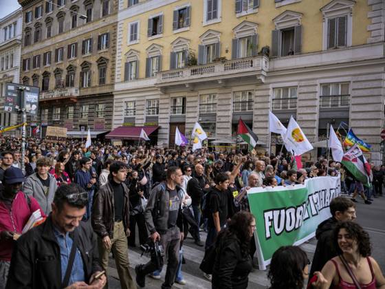 Rome Anti War Protest A crowd of demonstrators marches through a street during an anti-war protest in Rome, Italy on October 24, 2026. Demonstrators took part in an anti-war march under the slogan Keep Italy Out of the War . Protesters further voiced opposition to Italy s involvement in armed conflicts, military rearmament and government policies. Rome Lazio Italy Copyright: xAndreaxCalandrax