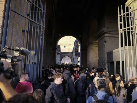 Rome Anti War Protest Demonstrators gather beneath an archway during an anti-war protest in Rome, Italy on October 24, 2026. Demonstrators took part in an anti-war march under the slogan Keep Italy Out of the War . Protesters further voiced opposition to Italy s involvement in armed conflicts, military rearmament and government policies. Rome Lazio Italy Copyright: xAndreaxCalandrax