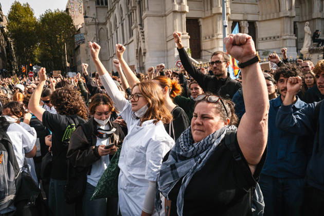 Marseille France Street Protests Demonstrators raise their fists during a protest in Marseille, France on October 24, 2026. Authorities deployed around 70,000 security personnel across France for renewed protests over the cost of living, after unrest a week earlier saw public buildings damaged, hundreds of shops looted and about 2,700 people arrested. Marseille Provence-Alpes-CÃ te France Copyright: xNaelxChahinex