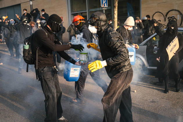 Marseille France Street Protests Demonstrators gather along a street during a protest in Marseille, France on October 24, 2026. Authorities deployed around 70,000 security personnel across France for renewed protests over the cost of living, after unrest a week earlier saw public buildings damaged, hundreds of shops looted and about 2,700 people arrested. Marseille Provence-Alpes-CÃ te France Copyright: xNaelxChahinex