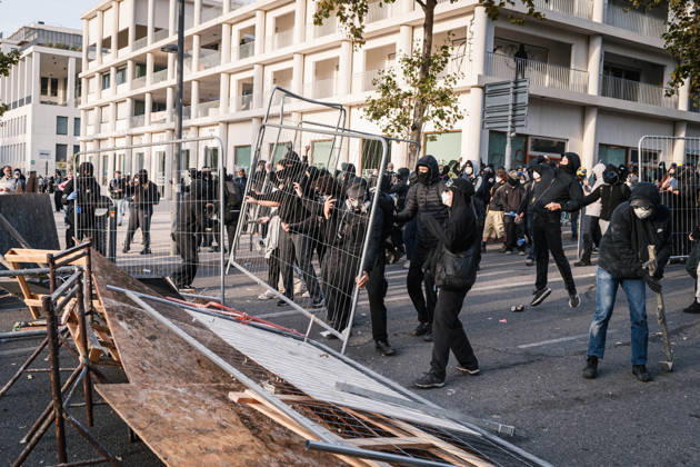 Marseille France Street Protests Protesters carry a metal fence during a protest in Marseille, France on October 24, 2026. Authorities deployed around 70,000 security personnel across France for renewed protests over the cost of living, after unrest a week earlier saw public buildings damaged, hundreds of shops looted and about 2,700 people arrested. Marseille Provence-Alpes-CÃ te France Copyright: xNaelxChahinex