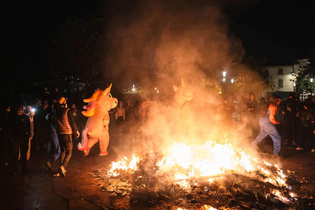 Marseille France Street Protests Demonstrators walk near a fire during a protest in Marseille, France on October 24, 2026. Authorities deployed around 70,000 security personnel across France for renewed protests over the cost of living, after unrest a week earlier saw public buildings damaged, hundreds of shops looted and about 2,700 people arrested. Marseille Provence-Alpes-CÃ te France Copyright: xNaelxChahinex