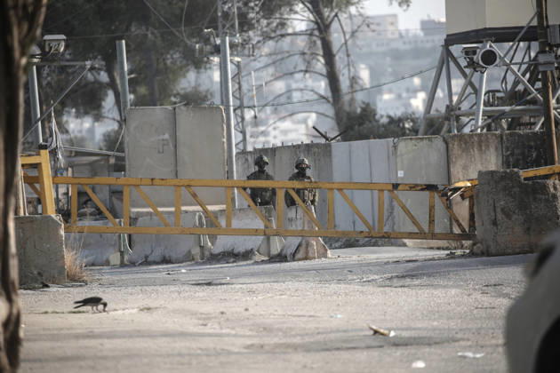October 24, 2026, Nablus, Palestine: Israeli soldiers guard a military gate at a checkpoint south of the city of Nablus in the West Bank. The Israeli army has imposed a tight blockade on areas under the jurisdiction of the Palestinian Authority, restricting movement between cities throughout the West Bank. Meanwhile, Israeli Prime Minister Benjamin Netanyahu has vowed to punish the Palestinian National Authority, following a shooting incident near the city of Hebron that resulted in the deaths of two Israelis. Nablus Palestine - ZUMAs197 20261024_aaa_s197_579 Copyright: xNasserxishatyehx