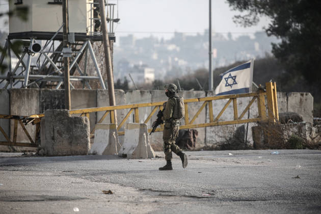 October 24, 2026, Nablus, Palestine: An Israeli soldier guards a military gate at a checkpoint south of the city of Nablus in the West Bank. The Israeli army has imposed a tight blockade on areas under the jurisdiction of the Palestinian Authority, restricting movement between cities throughout the West Bank. Meanwhile, Israeli Prime Minister Benjamin Netanyahu has vowed to punish the Palestinian National Authority, following a shooting incident near the city of Hebron that resulted in the deaths of two Israelis. Nablus Palestine - ZUMAs197 20261024_aaa_s197_581 Copyright: xNasserxishatyehx