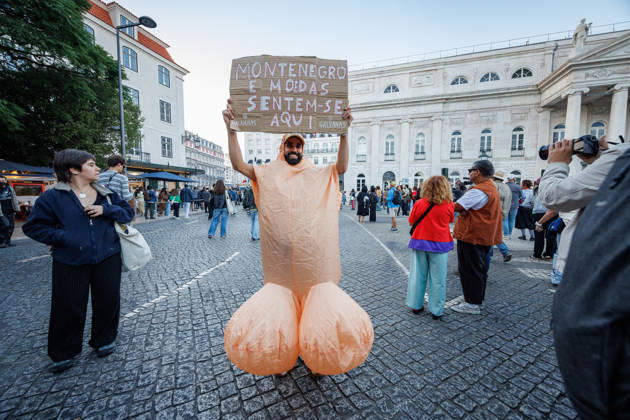 October 24, 2026, Lisbon, Portugal: A protester holds a placard saying Montenegro e Moedas sentem-se aqui (Montenegro and Moedas sit here) at Rossio Square, during the demonstration. People march through central Lisbon during a demonstration demanding affordable housing and protesting against the rising cost of living. The protest started at Marques de Pombal and ended at Rossio Square, where demonstrators set up tents at the end of the march in protest against Portugal s housing crisis. Lisbon Portugal - ZUMAs197 20261024_aaa_s197_616 Copyright: xHenriquexCasinhasx