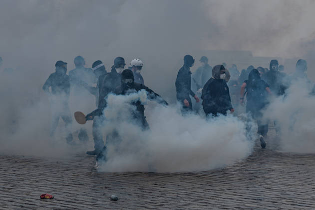 October 24, 2026, Bordeaux, Nouvelle-Aquitaine, France: In Bordeaux, the march on the second day of protests against the rising cost of living initially proceeded peacefully. At the end of the route, violent clashes broke out on the sidelines between groups of demonstrators and law enforcement officers. Projectiles were thrown at riot police, who used tear gas to disperse the groups. Participants in the mobilization also included members of the Yellow Vests movement. Bordeaux France - ZUMAh207 20261024_zip_h207_029 Copyright: xFabricexHebertx