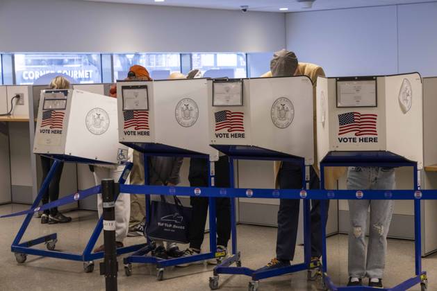 October 24, 2026, New York, New York, USA: Lower Manhattan residents vote at the Borough of Manhattan Community College polling site in Tribeca on the first day of early voting for the midterm elections in New York. New York USA - ZUMAr174 20261024_znp_r174_001 Copyright: xGinaxMxRandazzox