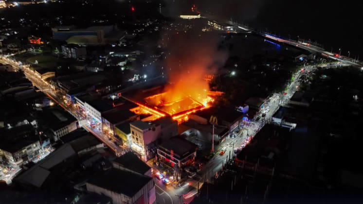 (261025) -- SORSOGON, Oct. 25, 2026 -- An aerial drone photo shows a burning public market in Sorsogon city of southern Luzon, the Philippines, on Oct. 25, 2026. Five people have been confirmed dead after a fire in a public market here on Saturday night, local media reported Sunday. ( Handout via Xinhua) (SpotNews) PHILIPPINES-SORSOGON-PUBLIC MARKET-FIRE SorsogonxPublicxInformationxOffice 