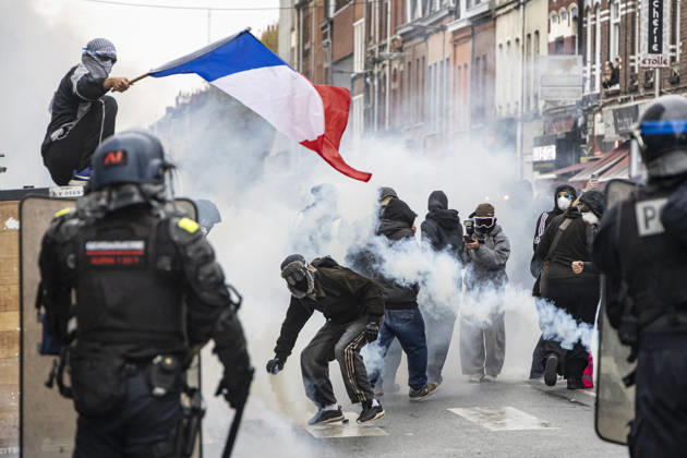 Clashes During The Yellow Vests Protest Act II - Lille Clashes during the demonstration in favor of purchasing power, the protection of public services, and fiscal and social justice, in Lille on October 24, 2026 as part of a nationwide call for mobilisation and protest bringing together former members of the Yellow Vest movement, labor unions, high school and university students. Photo by Sebastien Courdji ABACAPRESS.COM Lille nord France  Copyright: xCourdjixSebastien ABACAx