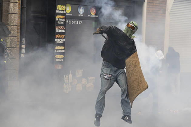 Clashes During The Yellow Vests Protest Act II - Lille Clashes during the demonstration in favor of purchasing power, the protection of public services, and fiscal and social justice, in Lille on October 24, 2026 as part of a nationwide call for mobilisation and protest bringing together former members of the Yellow Vest movement, labor unions, high school and university students. Photo by Sebastien Courdji ABACAPRESS.COM Lille nord France  Copyright: xCourdjixSebastien ABACAx