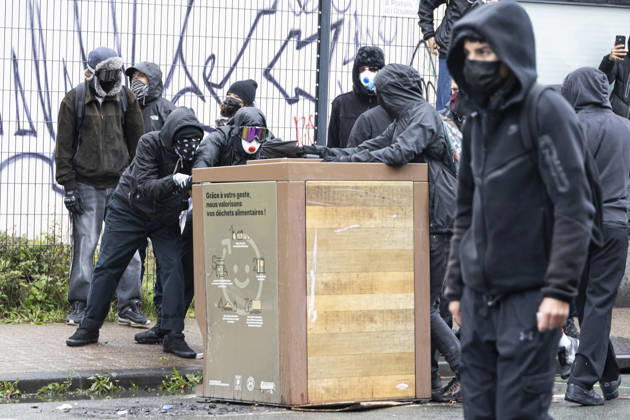Clashes During The Yellow Vests Protest Act II - Lille Clashes during the demonstration in favor of purchasing power, the protection of public services, and fiscal and social justice, in Lille on October 24, 2026 as part of a nationwide call for mobilisation and protest bringing together former members of the Yellow Vest movement, labor unions, high school and university students. Photo by Sebastien Courdji ABACAPRESS.COM Lille nord France  Copyright: xCourdjixSebastien ABACAx